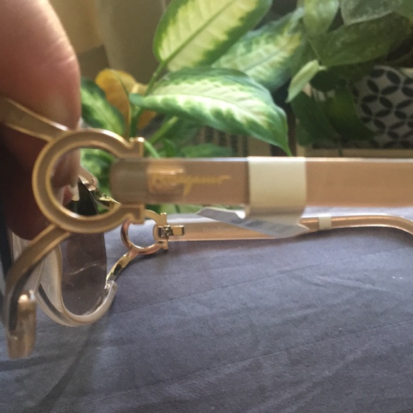 Salvatore Ferragamo SF600s Grey Oval Oversized Sunglasses w/ Gradient Lenses NWT - Picture 4 of 10